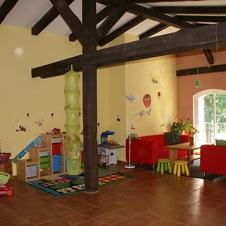 Ferienwohnungen-am-schloss-wohnung-4-der-hund Behren-Lubchin