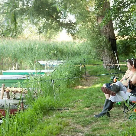 Ferienwohnungen-am-schloss-wohnung-4-der-hund * Behren-Lubchin